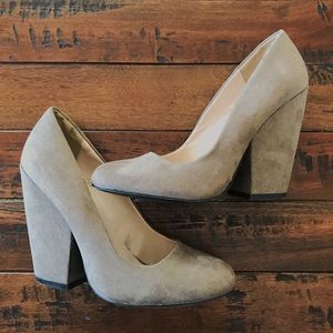 Chunky Heels in Taupe